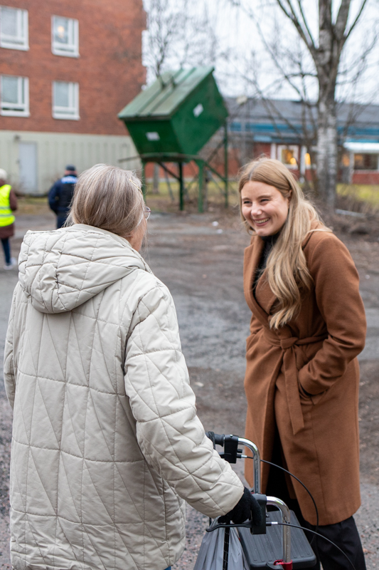 Kommunstyrelsens ordförande, Amanda Lindblad, i samtal med boende i området.